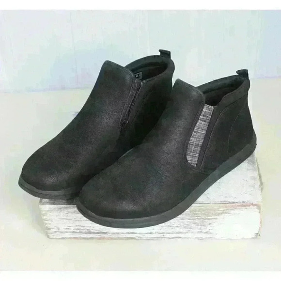 Clarks Cloudsteppers Zipper Chucka Faux Suede Slip On Black Ankle Boots Size 8.5 - Picture 1 of 9